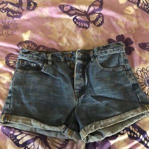 Jean high waisted button up shorts !